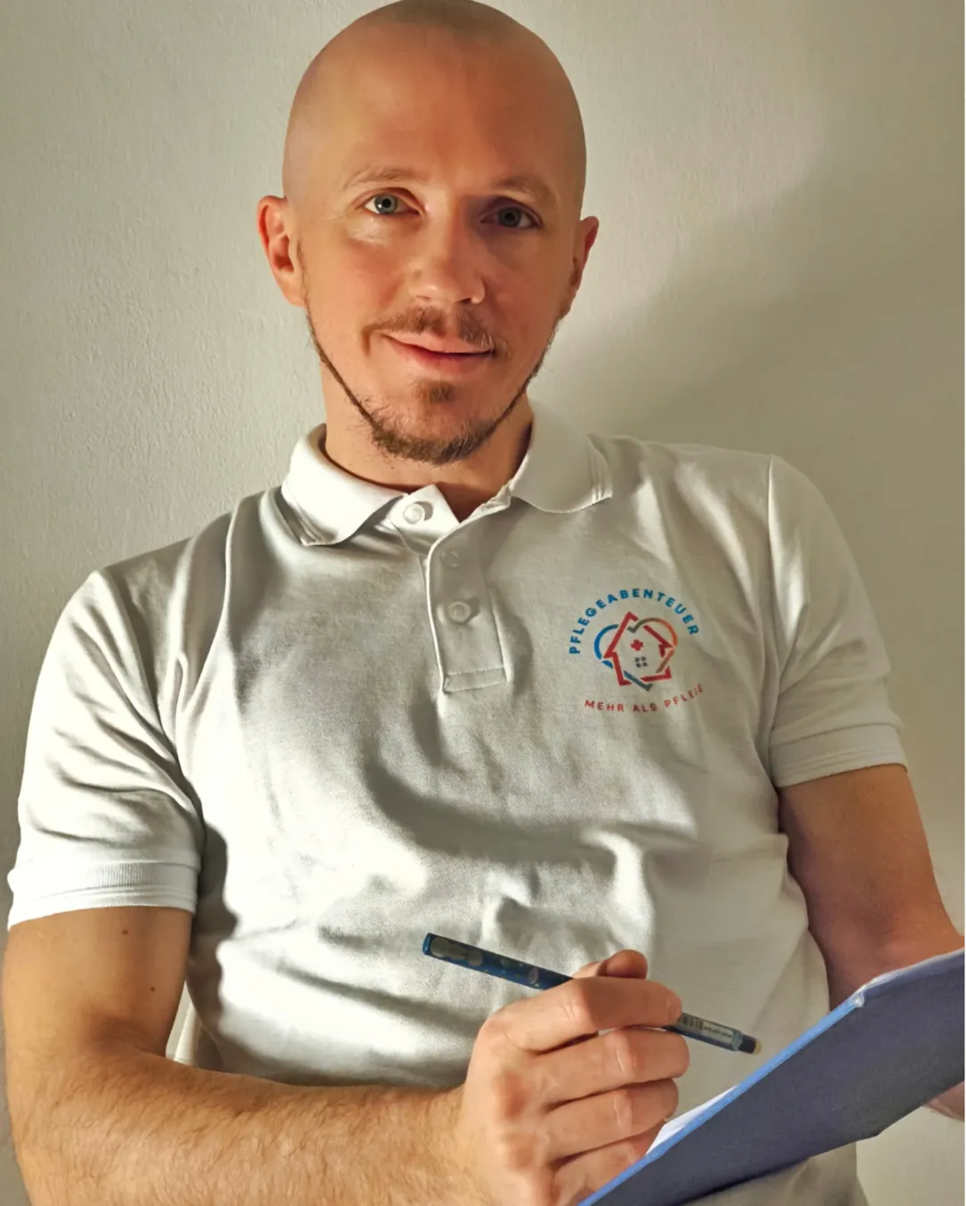 Ein Krankenpfleger lächelt und ist bereit, Notizen zu machen