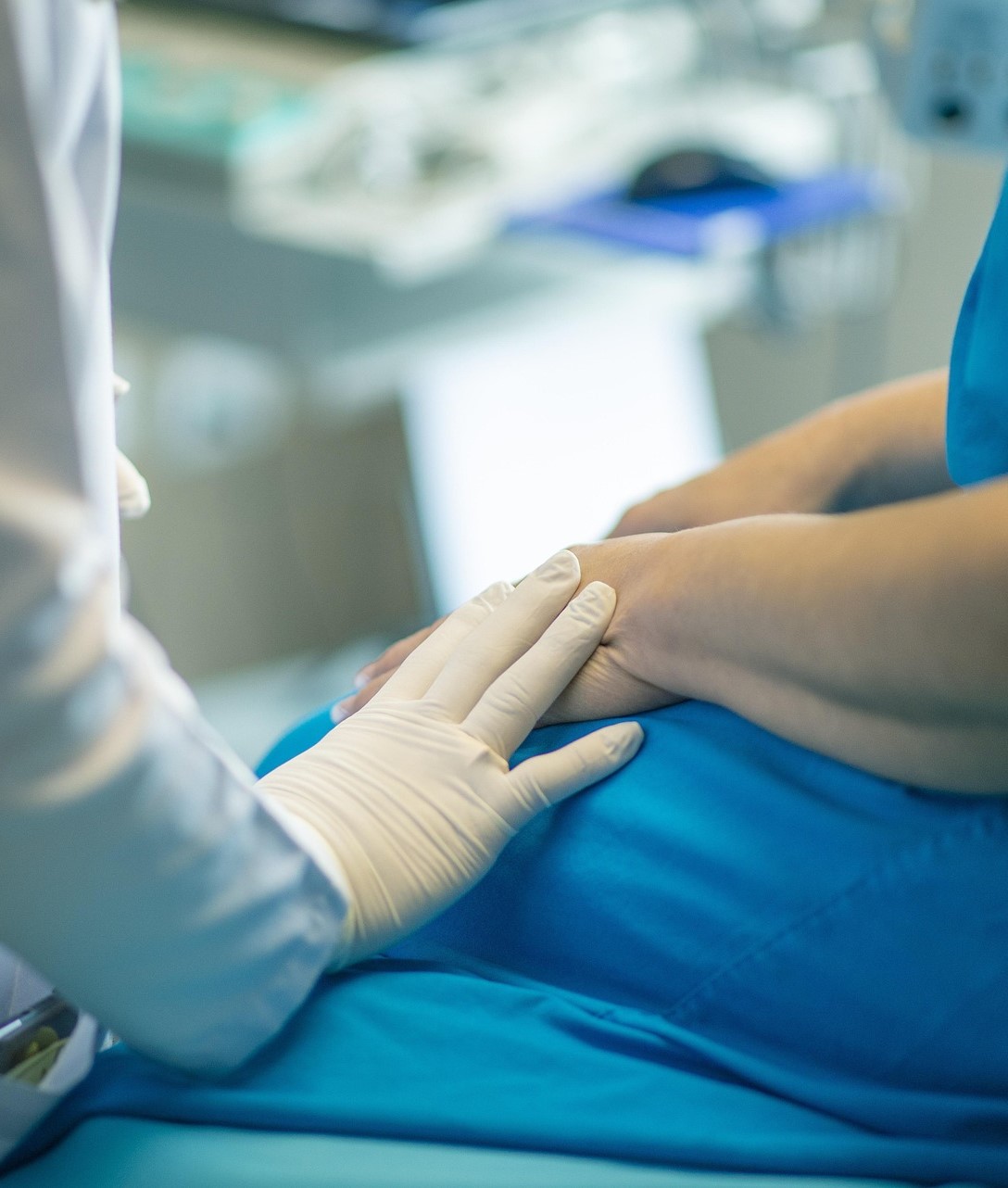 Eine Krankenschwester hält die Hand einer alten Dame und tröstet sie – Nahaufnahme