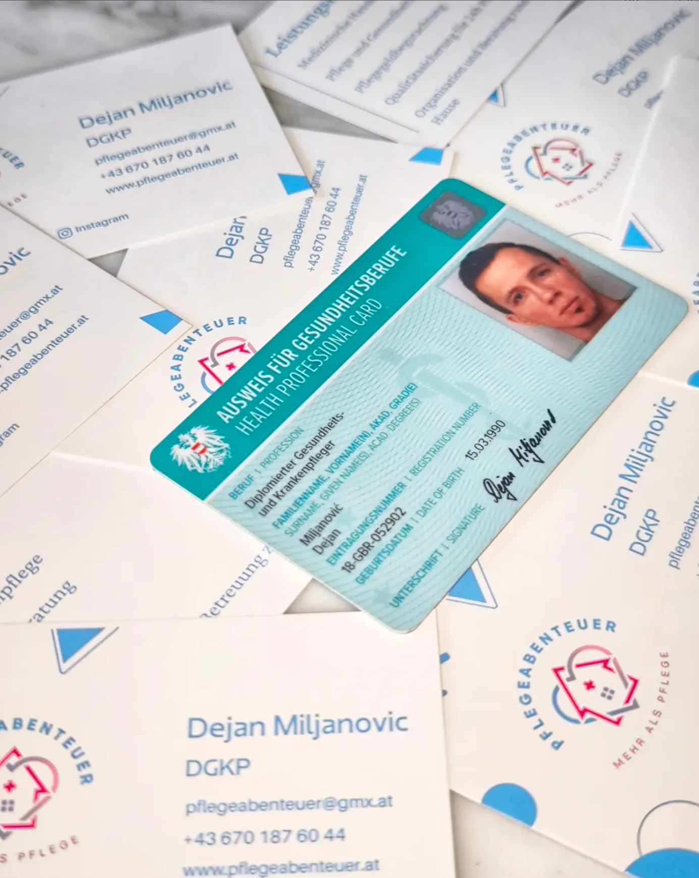 Mitgliedskarte einer angesehenen medizinischen Organisation auf einem Tisch, auf anderen Dokumenten und Papier